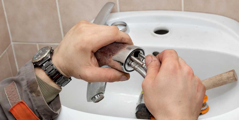 Zizou Services - Experts en Dépannage et Services à Domicile Remplacer un robinet soi-même à Angoulême ou faire appel à un pro ?